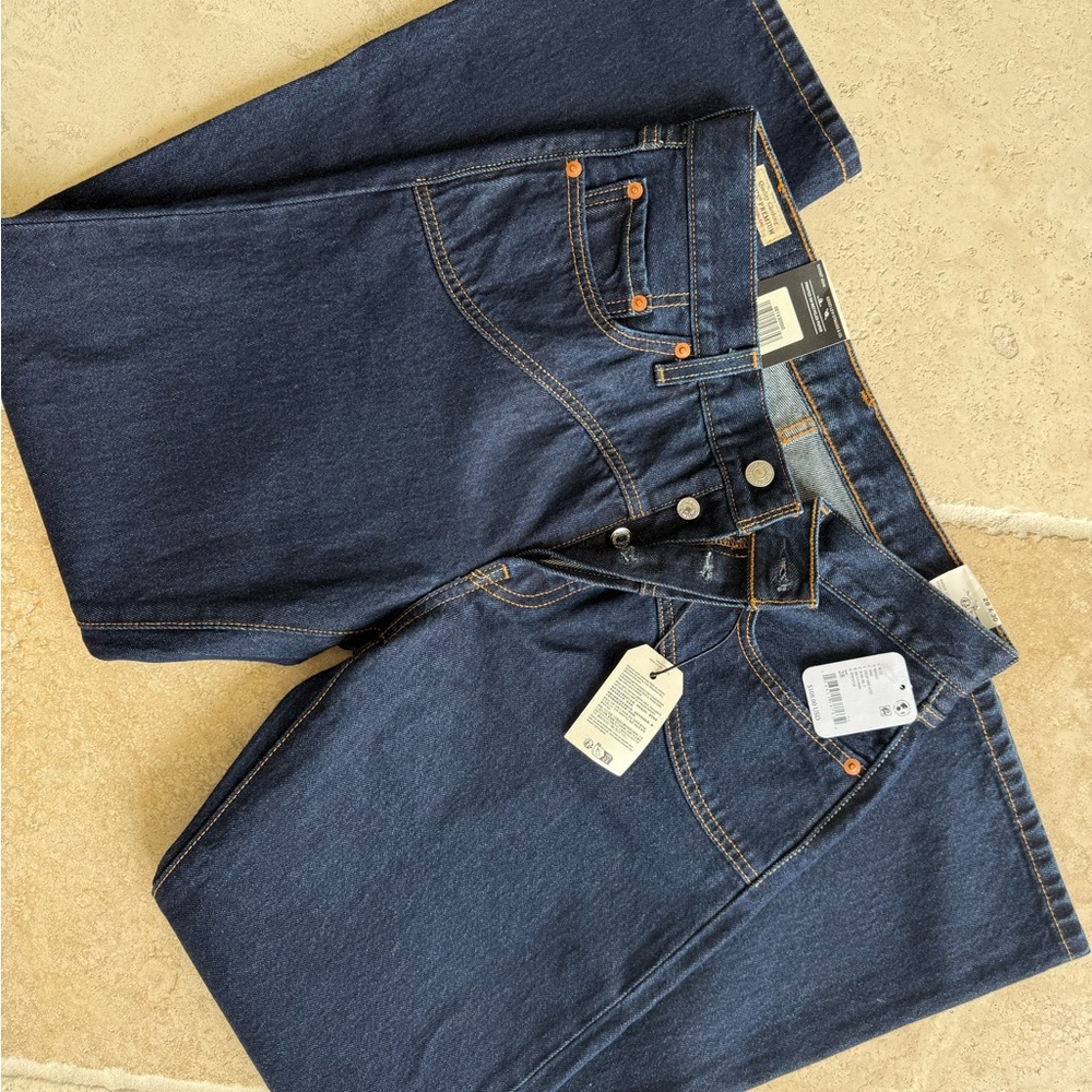 Levi's Women Straight Leg Jeans in Dark Indigo - Picture 2 of 3
